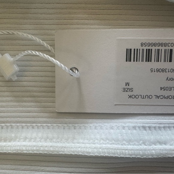 NWT Travis Mathew Womens Tropical Outlook Top Ivory Medium - Picture 7 of 7